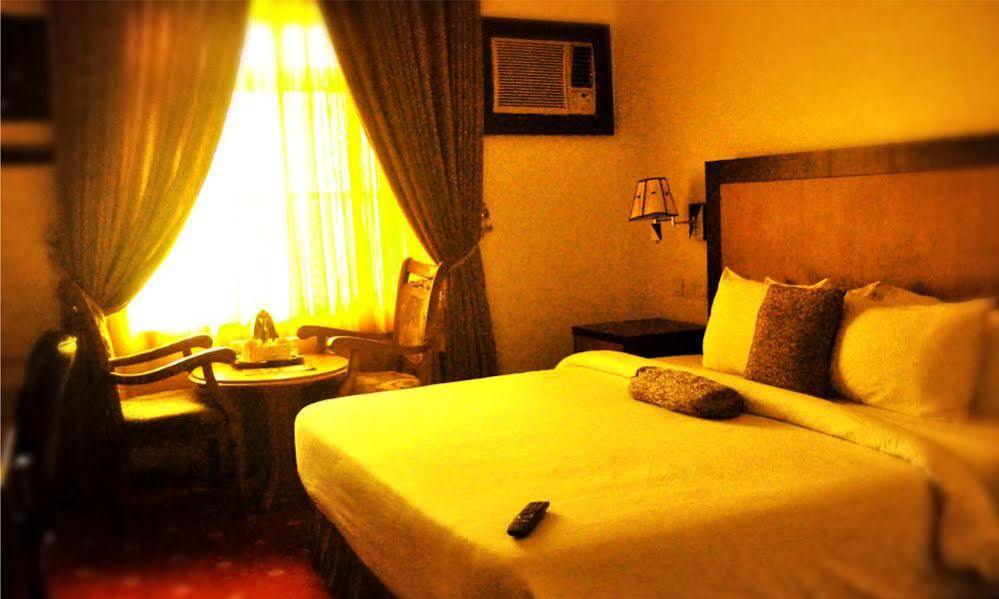 Immaculate Suites And Apartments Mobushipe Kültér fotó