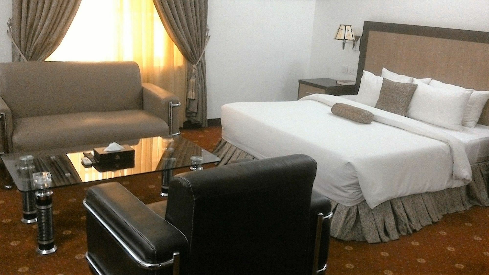 Immaculate Suites And Apartments Mobushipe Kültér fotó