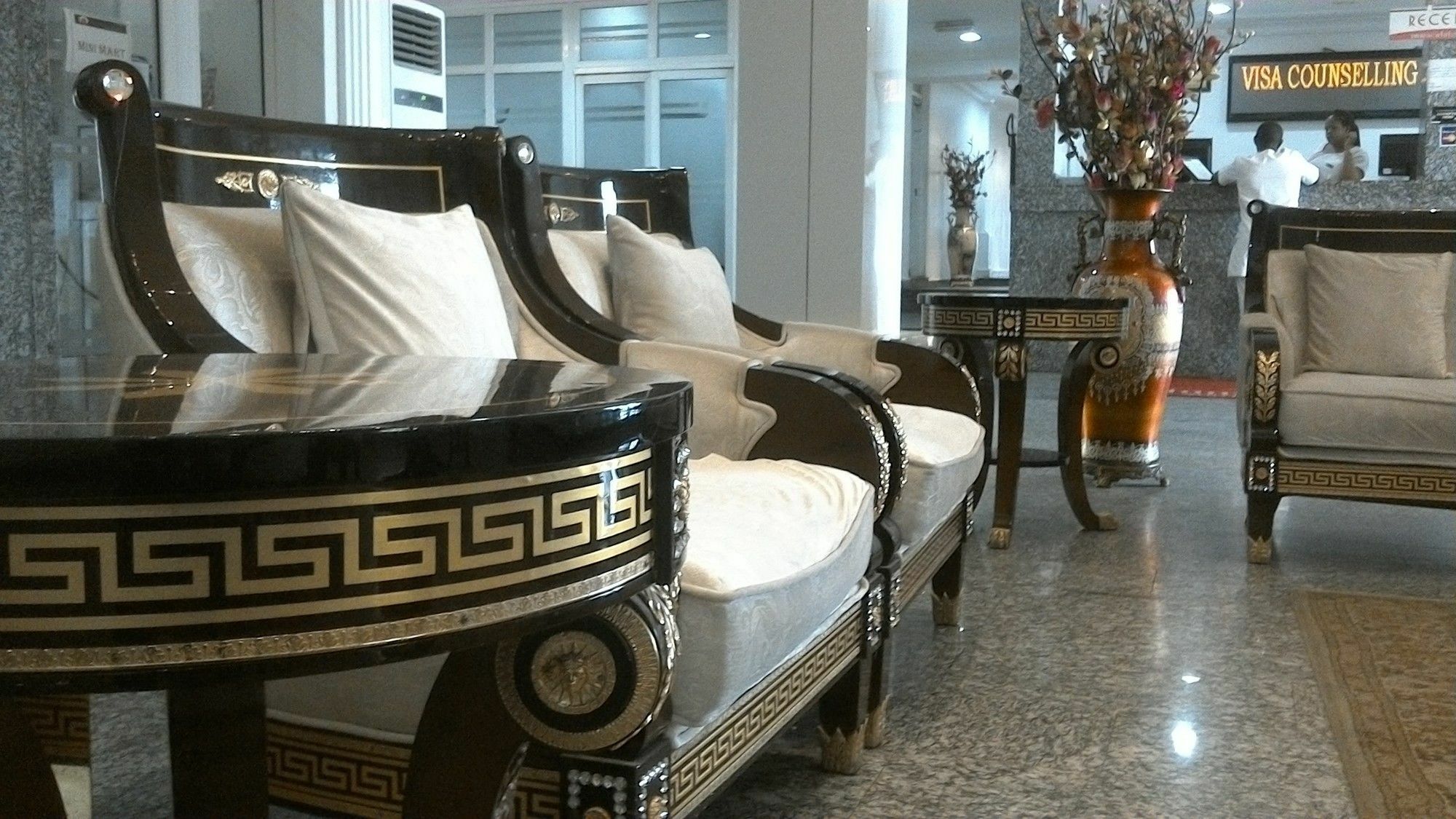 Immaculate Suites And Apartments Mobushipe Kültér fotó